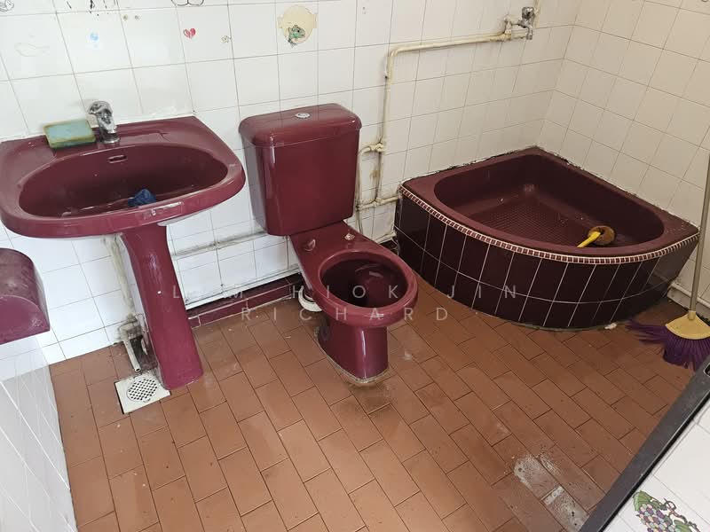 135 Serangoon North Avenue 2, 135 Serangoon North Avenue 2, 4 Bedrooms, 1,305 sqft, HDB Flat For Sale, by Lim Hiok Jin Richard, 500113384 - Bathroom - PropertyGuru.com.sg