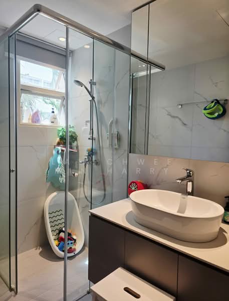 Gilstead 38, 38 Gilstead Road, 3 Bedrooms, 1,302 sqft, Condominium For Rent, by Law Chwee Hin Harry, 500113402 - MBR Toilet - PropertyGuru.com.sg