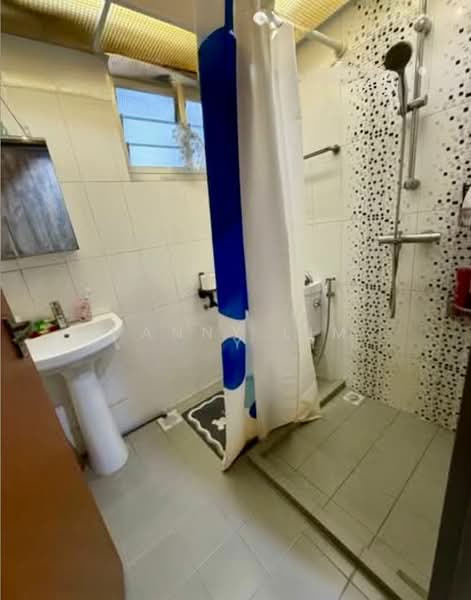 327A Sumang Walk, 327A Sumang Walk, 2 Bedrooms, 732 sqft, HDB Flat For Sale, by Vanny Lim, 500113412 - Bathroom - PropertyGuru.com.sg