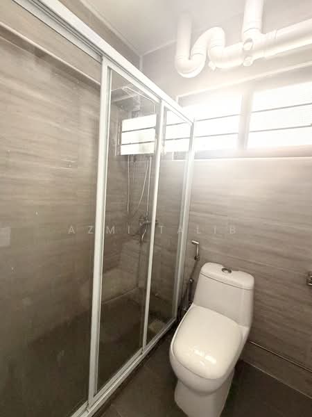 607 Woodlands Ring Road, 607 Woodlands Ring Road, 3 Bedrooms, 1,068 sqft, HDB Flat For Sale, by Azmi Talib, 500113416 - Bathroom - PropertyGuru.com.sg