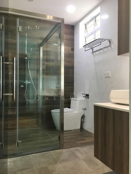 Jalan Kayu Estate, Jalan Tari Serimpi, 5 Bedrooms, 2,500 sqft, Terraced House For Sale, by Jose Loh Zhenhao, 500113423 - Bathroom - PropertyGuru.com.sg