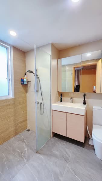 Waterview, 75 Tampines Avenue 1, 2 Bedrooms, 926 sqft, Condominium For Rent, by Natalie Khor, 500113454 - Bathroom - PropertyGuru.com.sg