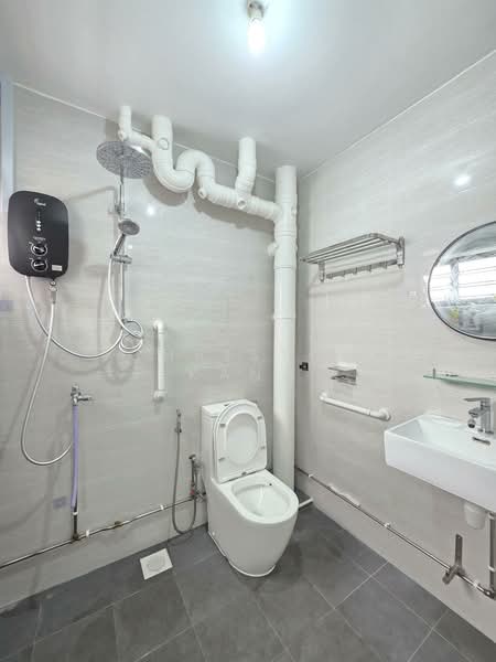 562 Hougang Street 51, 562 Hougang Street 51, 4 Bedrooms, 1,539 sqft, HDB Flat For Sale, by Christon Kang, 500113472 - Bathroom - PropertyGuru.com.sg