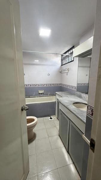 Emerald Park, 2 Indus Road, Alexandra / Commonwealth, 2 Bedrooms, 1,001 sqft, Condominium For Rent, by Joyce Chua, 500113482 - Master Bathroom - PropertyGuru.com.sg