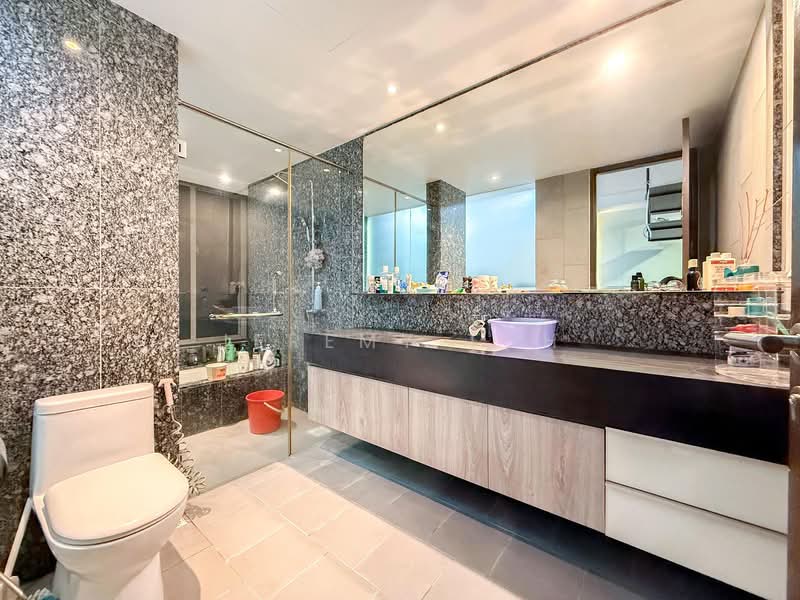 Springside Avenue, Springside Avenue, 6 Bedrooms, 4,155 sqft, Terraced House For Sale, by Jeremy Toh, 500113521 - Bathroom - PropertyGuru.com.sg