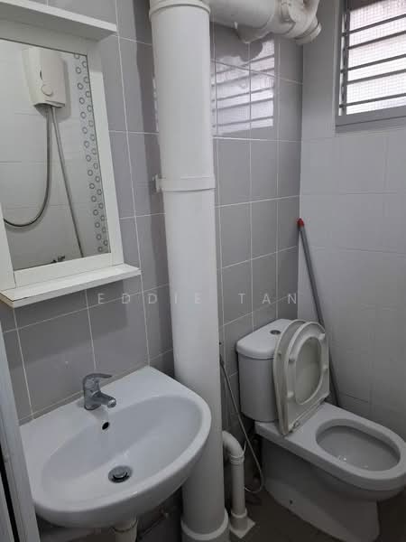560 Ang Mo Kio Avenue 10, 560 Ang Mo Kio Avenue 10, 2 Bedrooms, 656 sqft, HDB Flat For Rent, by Eddie Tan, 500113524 - Bathroom 2 - PropertyGuru.com.sg
