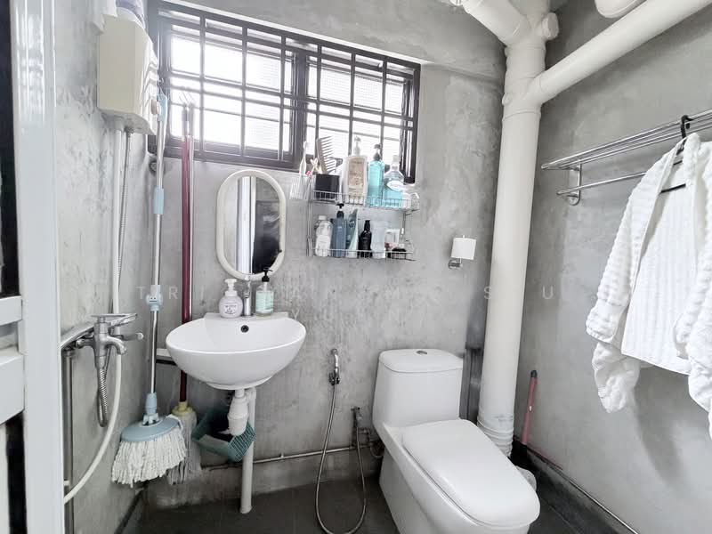 101 Woodlands Street 13, 101 Woodlands Street 13, 3 Bedrooms, 1,033 sqft, HDB Flat For Sale, by Tristan Ma Siu Yuen, 500113535 - Common Bathroom - PropertyGuru.com.sg
