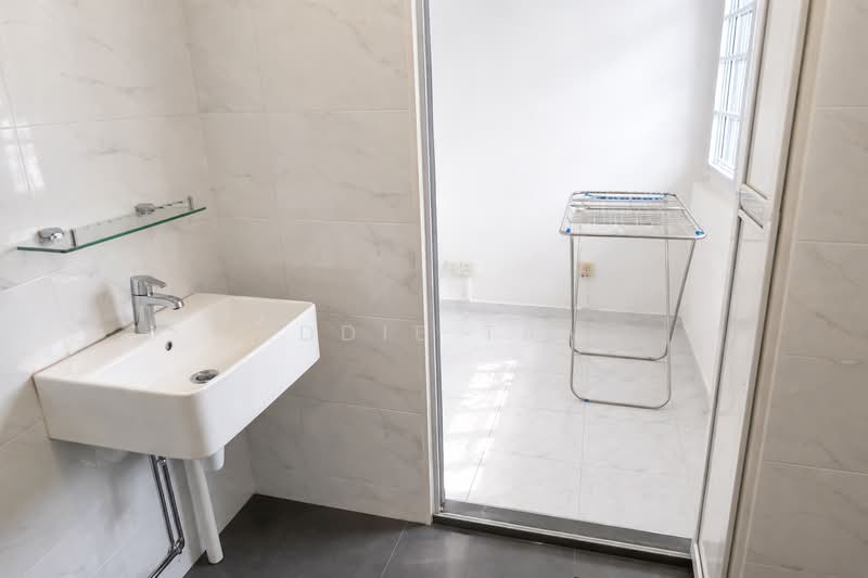 11 Toh Yi Drive, 11 Toh Yi Drive, 3 Bedrooms, 1,119 sqft, HDB Flat For Rent, by Eddie Tan, 500113541 - Master Bathroom - PropertyGuru.com.sg