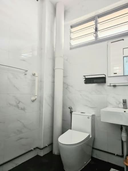 11 Toh Yi Drive, 11 Toh Yi Drive, 3 Bedrooms, 1,119 sqft, HDB Flat For Rent, by Eddie Tan, 500113541 - Common Bathroom - PropertyGuru.com.sg