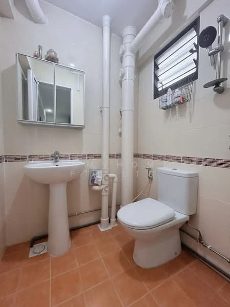 102 Jurong East Street 13, 102 Jurong East Street 13, 2 Bedrooms, 732 sqft, HDB Flat For Sale, by KEE PENG HAR, 500113613 - Bathroom - PropertyGuru.com.sg
