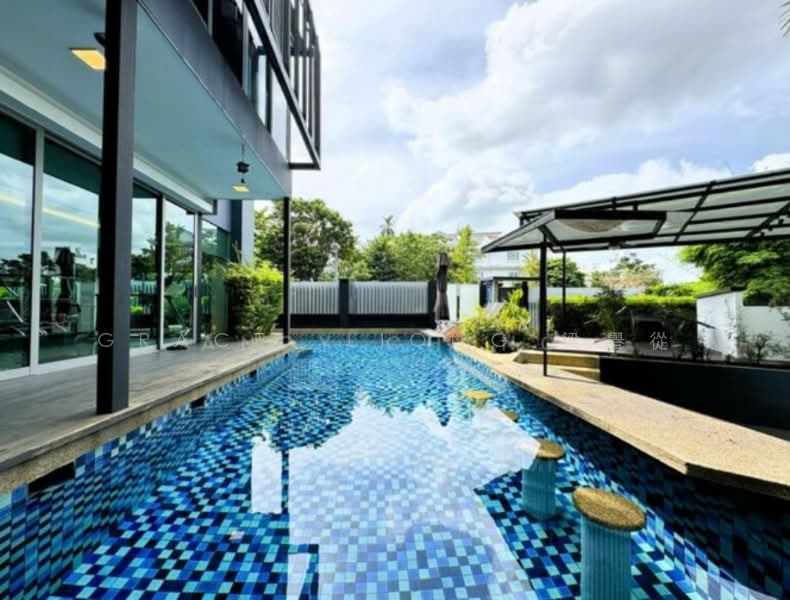 For Sale - ❤️Resort-like Bungalow. Parks 5 Cars❤️