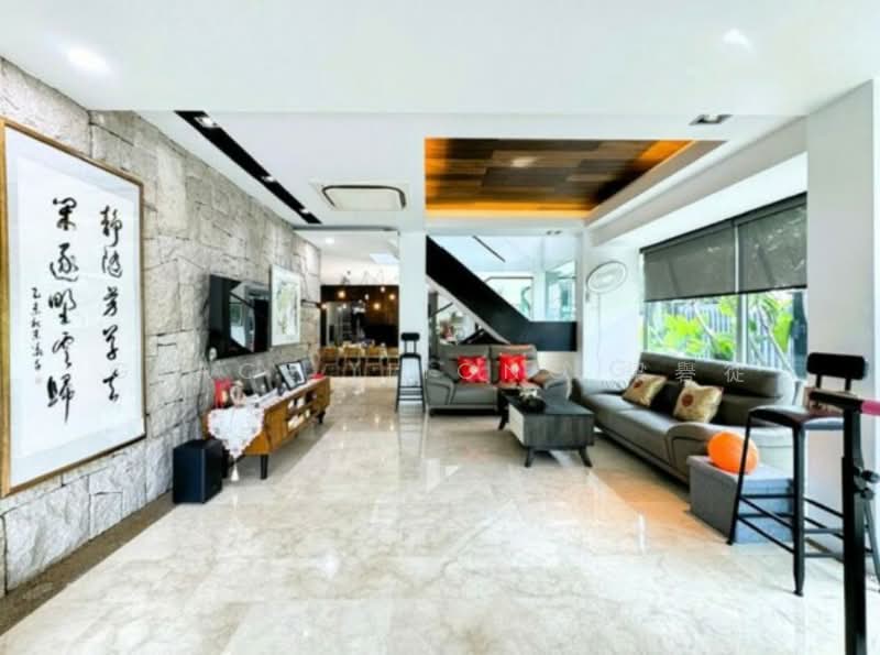 For Sale - ❤️Resort-like Bungalow. Parks 5 Cars❤️