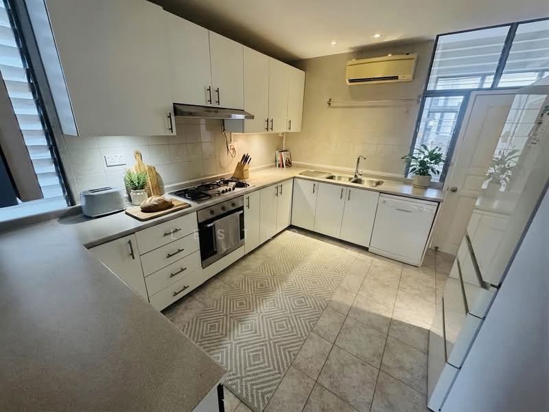 Tanglin Walk-Up Condo, , 5 Bedrooms, 2,900 sqft, Apartment For Rent, by Lester T., 500113618 - Kitchen - PropertyGuru.com.sg