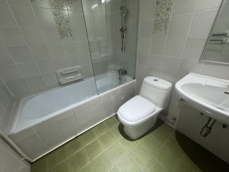 Tanglin Walk-Up Condo, , 5 Bedrooms, 2,900 sqft, Apartment For Rent, by Lester T., 500113618 - Bathroom - PropertyGuru.com.sg