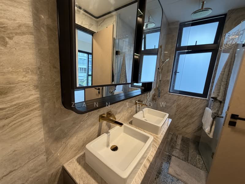 Perfect Ten, 323 Bukit Timah Road, 3 Bedrooms, 1,227 sqft, Condominium For Rent, by Zann Leow, 500113620 - Master Bathroom - PropertyGuru.com.sg