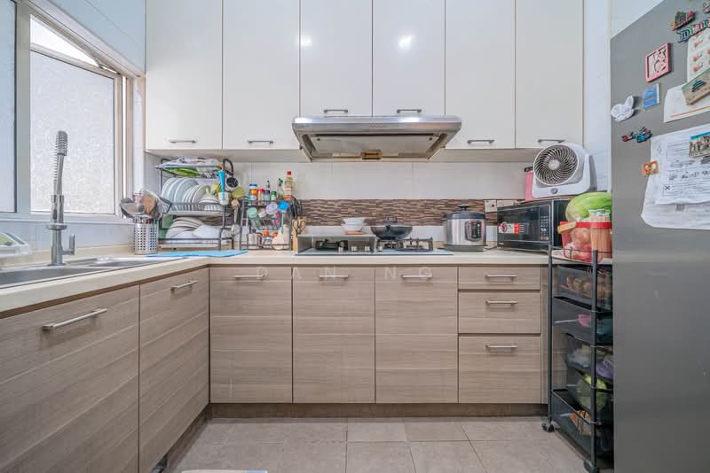 Loyang Villas, Loyang Rise, 5 Bedrooms, 3,000 sqft, Terraced House For Sale, by Dan Ng, 500113621 - Kitchen - PropertyGuru.com.sg