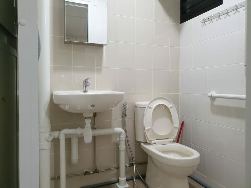 410 Bedok North Avenue 2, 410 Bedok North Avenue 2, 2 Bedrooms, 731 sqft, HDB Flat For Sale, by Ken Owyong, 500113627 - Bathroom - PropertyGuru.com.sg