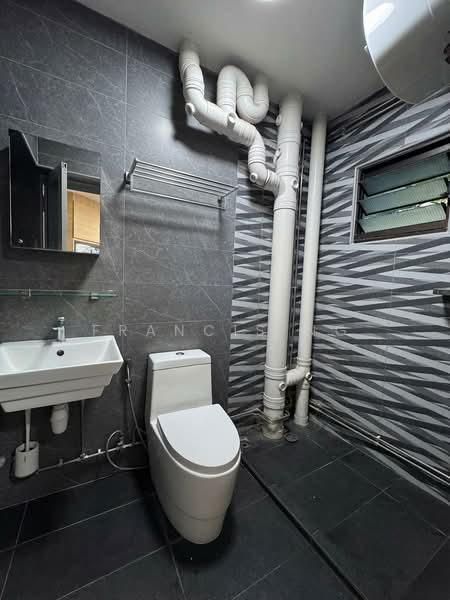 669C Jurong West Street 64, 669C Jurong West Street 64, 4 Bedrooms, 1,399 sqft, HDB Flat For Sale, by Francis Ng, 500113630 - Bathroom - PropertyGuru.com.sg