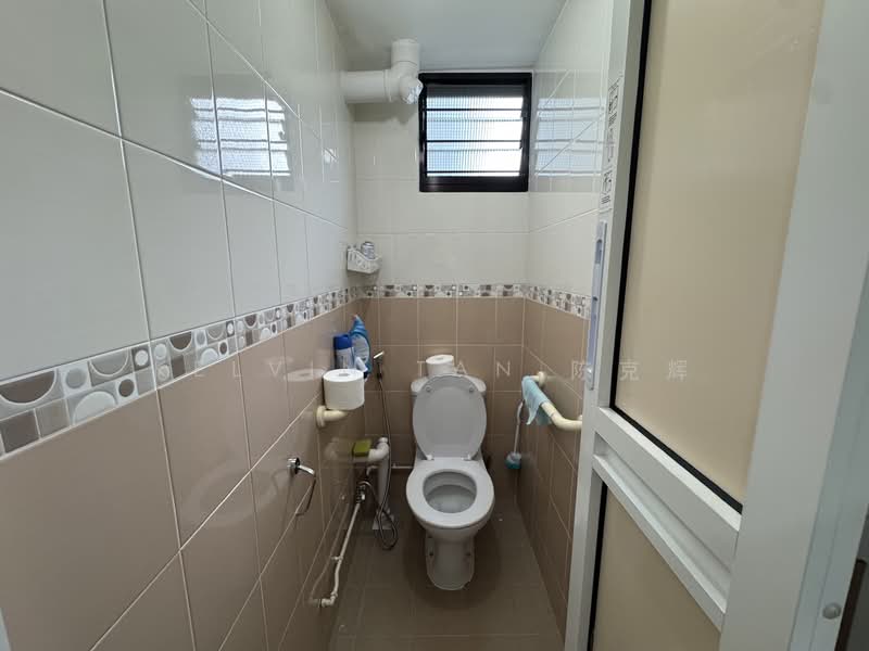 463 Crawford Lane, 463 Crawford Lane, 2 Bedrooms, 646 sqft, HDB Flat For Sale, by Kelvin Tan 陈克辉, 500113646 - Bathroom - PropertyGuru.com.sg