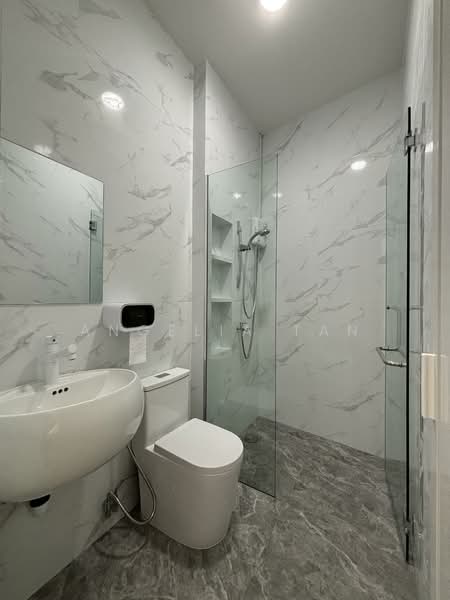 Lakepoint Condo, 2 Lakepoint Drive, 2 Bedrooms, 550 sqft, Condominium For Rent, by Angelia Tan, 500113672 - Bathroom - PropertyGuru.com.sg