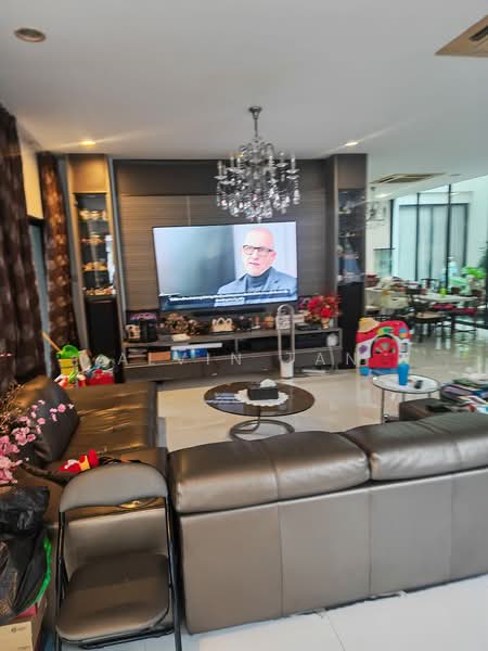 3 STOREY SEMI D/ CUL DE SAC/VERY PRIVATE STREET, HAIGSVILLE DRIVE, 7 Bedrooms, 6,000 sqft, Semi-Detached House For Sale, by Alvin Tan, 500113748 - Living Room - PropertyGuru.com.sg