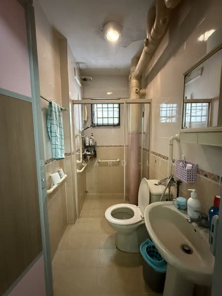 182 Jelebu Road, 182 Jelebu Road, 3 Bedrooms, 980 sqft, HDB Flat For Sale, by Bernard Lim, 500113759 - Bathroom - PropertyGuru.com.sg
