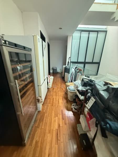 Below Valuation! 3 Stry Semi-D!, , 7 Bedrooms, 6,000 sqft, Semi-Detached House For Sale, by Ming !, 500113768 - Corridor - PropertyGuru.com.sg