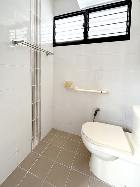 217 Bedok North Street 1, 217 Bedok North Street 1, 2 Bedrooms, 732 sqft, HDB Flat For Sale, by Frances Teo 张佩玲, 500113783 - Bathroom - PropertyGuru.com.sg