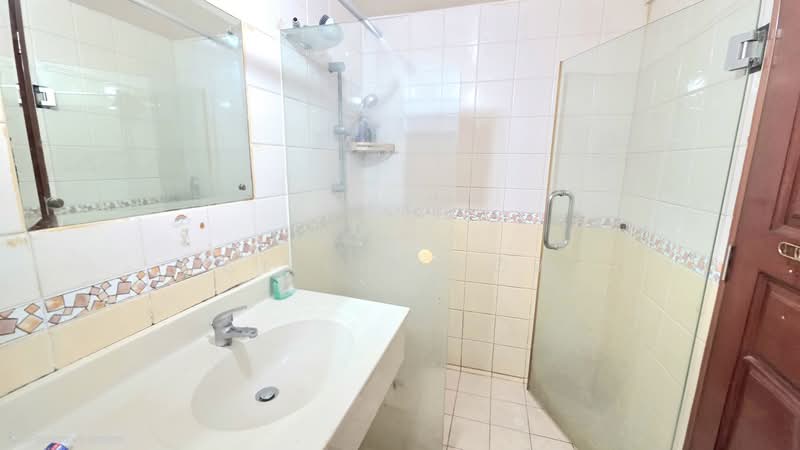 678B Jurong West Street 64, 678B Jurong West Street 64, 3 Bedrooms, 990 sqft, HDB Flat For Rent, by Cillia Yow, 500113788 - Bathroom - PropertyGuru.com.sg