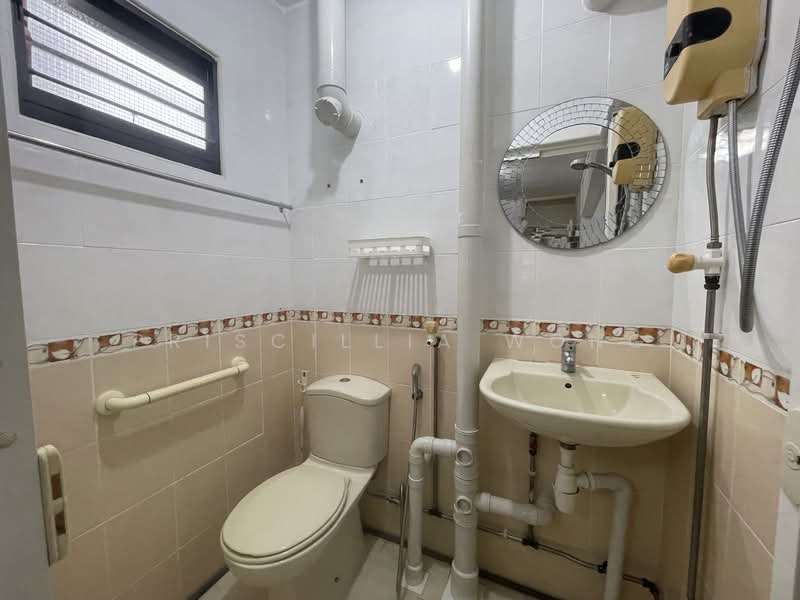212 Ang Mo Kio Avenue 3, 212 Ang Mo Kio Avenue 3, 2 Bedrooms, 721 sqft, HDB Flat For Rent, by Priscillia Wong, 500113832 - Master Bathroom - PropertyGuru.com.sg