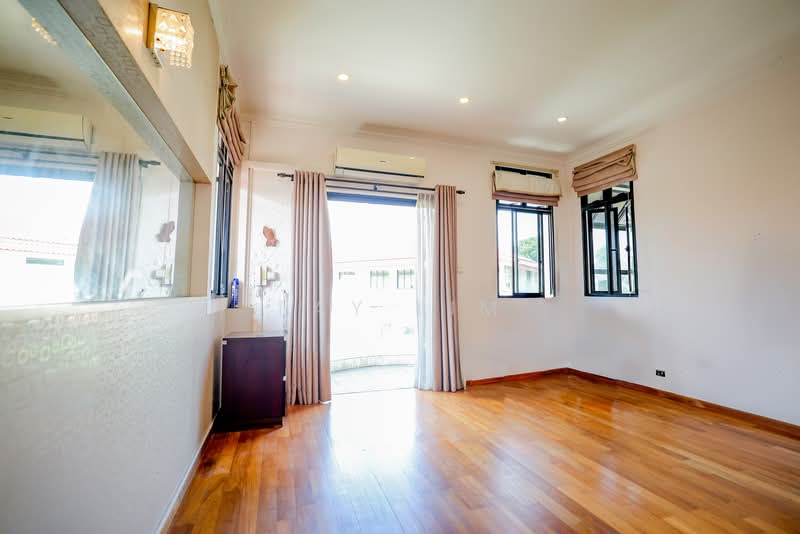 3-Storey Freehold Detached near Kovan & Serangoon MRT, , 7 Bedrooms, 5,650 sqft, Detached House For Sale, by Fay Lim, 500113845 - 1st Master Ensuite Bedroom - PropertyGuru.com.sg