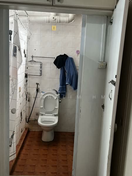 126 Rivervale Street, 126 Rivervale Street, 3 Bedrooms, 1,076 sqft, HDB Flat For Sale, by Alan Lim HM, 500113853 - Bathroom - PropertyGuru.com.sg