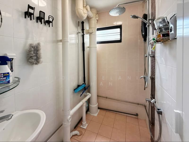 37 Bedok South Avenue 2, 37 Bedok South Avenue 2, 3 Bedrooms, 904 sqft, HDB Flat For Sale, by Nidhi Belani Mohan, 500113869 - Bathroom - PropertyGuru.com.sg