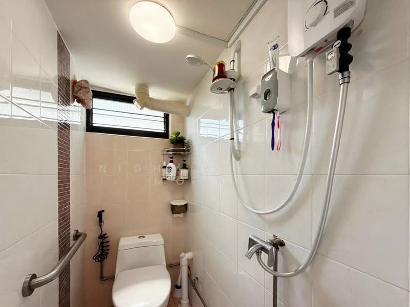 37 Bedok South Avenue 2, 37 Bedok South Avenue 2, 3 Bedrooms, 904 sqft, HDB Flat For Sale, by Nidhi Belani Mohan, 500113869 - Bathroom - PropertyGuru.com.sg