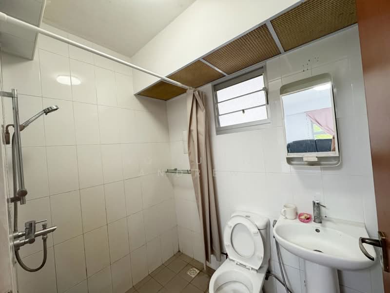 312B Clementi Avenue 4, 312B Clementi Avenue 4, 2 Bedrooms, 743 sqft, HDB Flat For Rent, by Siyo Jun Jie Andrew, 500113871 - Bathroom - PropertyGuru.com.sg
