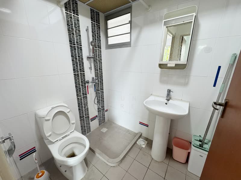 312B Clementi Avenue 4, 312B Clementi Avenue 4, 2 Bedrooms, 743 sqft, HDB Flat For Rent, by Siyo Jun Jie Andrew, 500113871 - Bathroom - PropertyGuru.com.sg