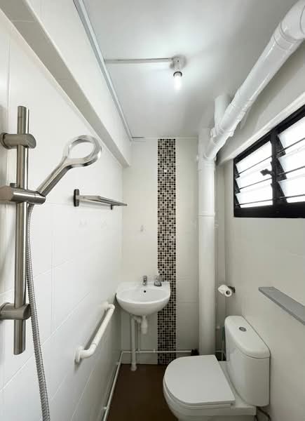 185 Bishan Street 13, 185 Bishan Street 13, 2 Bedrooms, 915 sqft, HDB Flat For Rent, by Mabel Ng 黄施綺, 500113880 - Common Bathroom - PropertyGuru.com.sg