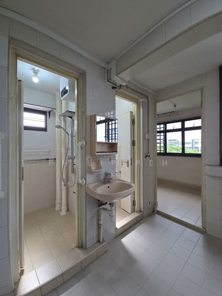 Old 3-room HDB with utility LORONG 1 TOA PAYOH, LORONG 1 TOA PAYOH, 2 Bedrooms, 850 sqft, HDB Flat For Sale, by Philip Peh, 500113921 - Bathroom - PropertyGuru.com.sg