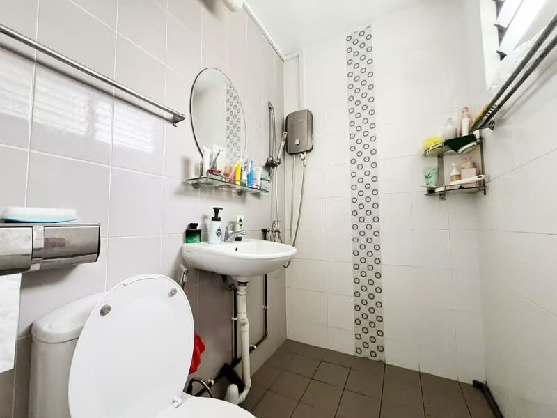 249 Yishun Avenue 9, 249 Yishun Avenue 9, 3 Bedrooms, 904 sqft, HDB Flat For Sale, by Ivy Weng 翁剑英, 500113955 - Bathroom - PropertyGuru.com.sg