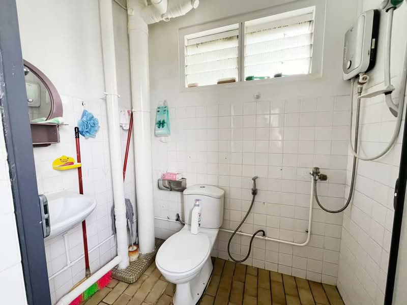 249 Yishun Avenue 9, 249 Yishun Avenue 9, 3 Bedrooms, 904 sqft, HDB Flat For Sale, by Ivy Weng 翁剑英, 500113955 - Bathroom - PropertyGuru.com.sg
