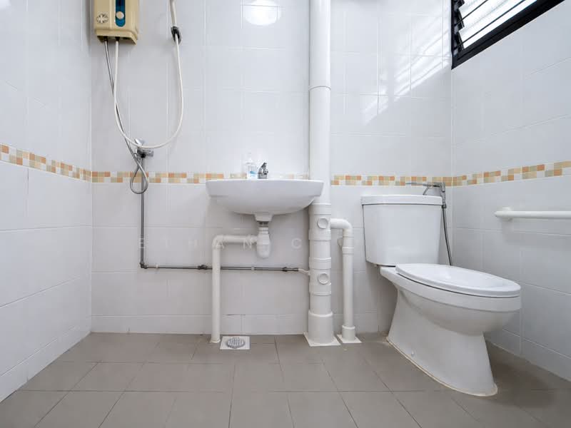 226 Jurong East Street 21, 226 Jurong East Street 21, 3 Bedrooms, 1,292 sqft, HDB Flat For Sale, by Ethan Chong, 500113960 - Bathroom - PropertyGuru.com.sg