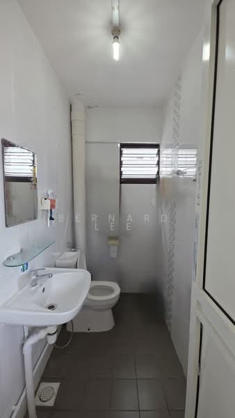 170 Bedok South Road, 170 Bedok South Road, 3 Bedrooms, 904 sqft, HDB Flat For Sale, by Bernard Lee, 500113972 - Bathroom - PropertyGuru.com.sg