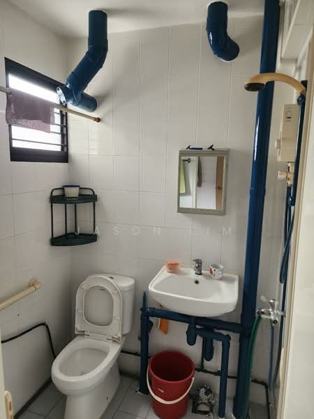 381 Clementi Avenue 5, 381 Clementi Avenue 5, 3 Bedrooms, 990 sqft, HDB Flat For Sale, by Jason Lim, 500114027 - Bathroom - PropertyGuru.com.sg
