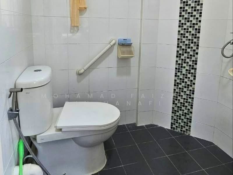 244 Jurong East Street 24, 244 Jurong East Street 24, 2 Bedrooms, 764 sqft, HDB Flat For Sale, by Mohamad Faizal Bin Hanafi, 500114110 - Bathroom - PropertyGuru.com.sg