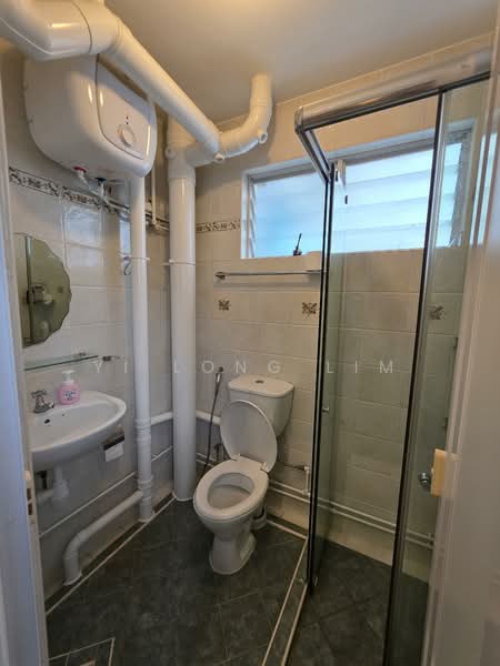 236 Serangoon Avenue 3, 236 Serangoon Avenue 3, 3 Bedrooms, 1,119 sqft, HDB Flat For Sale, by Yi Long Lim, 500114204 - Bathroom - PropertyGuru.com.sg