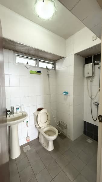 18D Holland Drive, 18D Holland Drive, 3 Bedrooms, 990 sqft, HDB Flat For Sale, by Alize Ng, 500114209 - Bathroom - PropertyGuru.com.sg