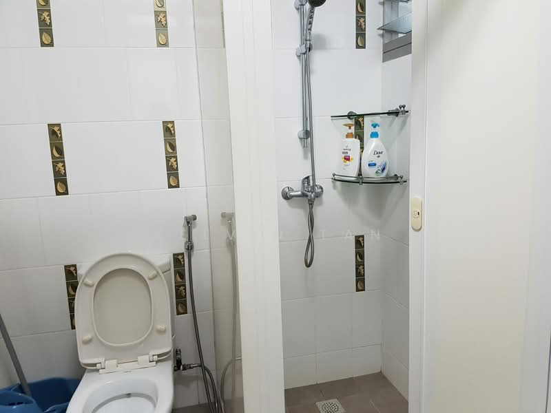 424 Clementi Avenue 1, 424 Clementi Avenue 1, 2 Bedrooms, 786 sqft, HDB Flat For Sale, by Kelvin Tan, 500114220 - Bathroom - PropertyGuru.com.sg
