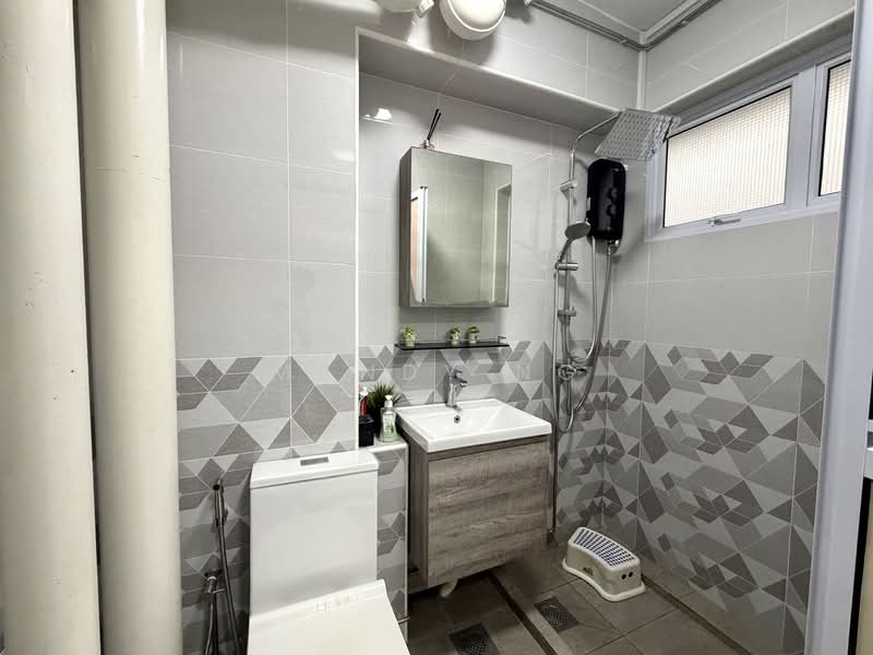 451 Hougang Avenue 10, 451 Hougang Avenue 10, 3 Bedrooms, 1,130 sqft, HDB Flat For Sale, by Mandy Ng, 500114256 - Bathroom - PropertyGuru.com.sg