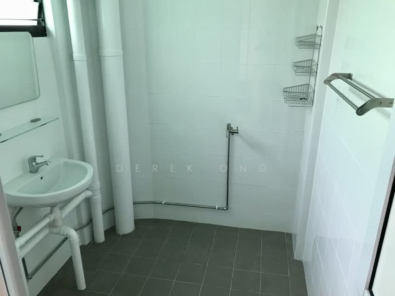140 Lorong Ah Soo, 140 Lorong Ah Soo, 3 Bedrooms, 1,410 sqft, HDB Flat For Sale, by Derek Ong, 500114312 - Bathroom - PropertyGuru.com.sg
