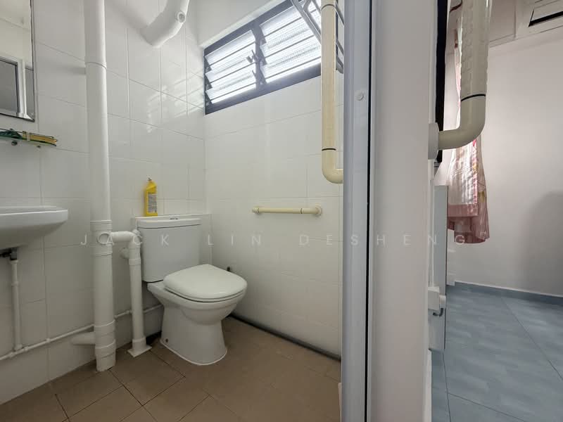413 Hougang Avenue 10, 413 Hougang Avenue 10, 3 Bedrooms, 980 sqft, HDB Flat For Rent, by Jack Lin Desheng, 500114332 - Bathroom - PropertyGuru.com.sg